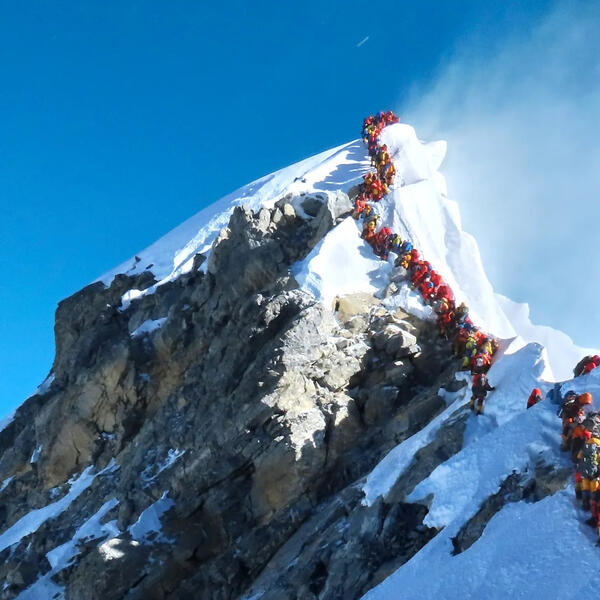 "Ми надто сильно тиснемо на гору". В Непалі обмежать кількість дозволів на сходження на Еверест
